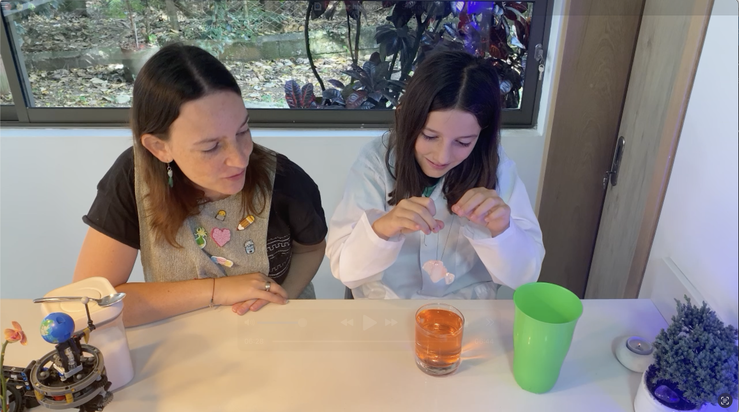 Niños usando los kits de experimentación de Green Duir